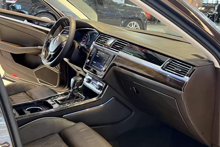Used Volkswagen Phideon 2016 380TSI Two-Wheel-Drive Executive Version Interior 4