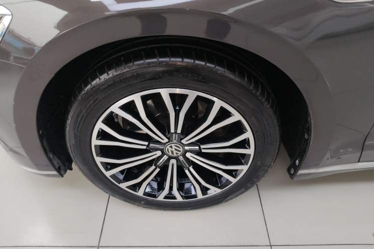 Used Volkswagen Phideon 2016 380TSI Two-Wheel-Drive Supreme Edition Left Front Wheel Hub