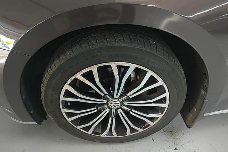 Used Volkswagen Phideon 2016 380TSI Two-Wheel-Drive Supreme Edition Left Front Wheel Hub