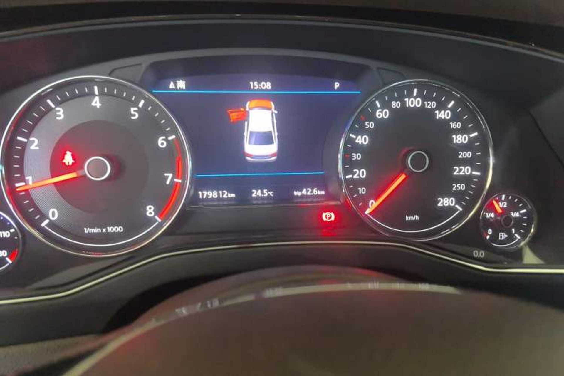 Used Volkswagen Phideon 2016 480 V6 Four-Wheel Drive Executive Edition Odometer Close Up