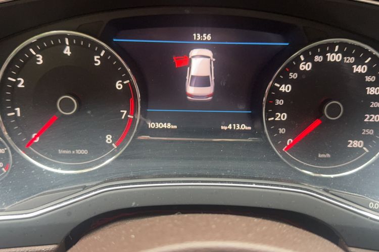 Used Volkswagen Phideon 2016 480 V6 Four-Wheel Drive Supreme Edition Odometer Close Up