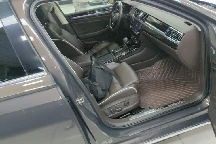 Used Volkswagen Phideon 2016 380TSI Two-Wheel-Drive Supreme Edition Right Front Seat