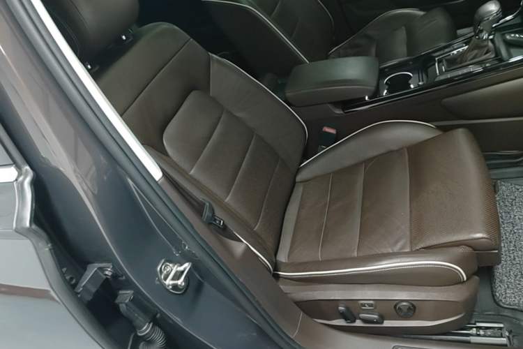 Used Volkswagen Phideon 2016 380TSI Two-Wheel-Drive Supreme Edition Right Front Seat