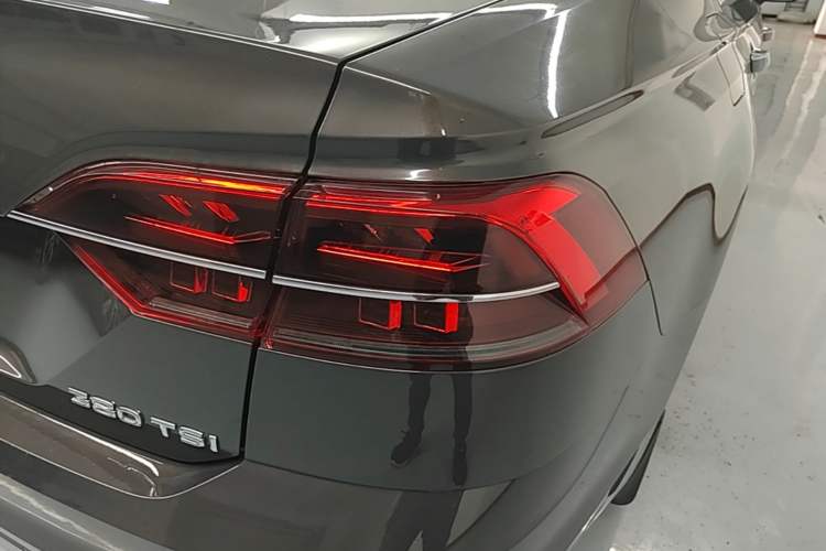 Used Volkswagen Phideon 2016 380TSI Two-Wheel-Drive Supreme Edition Right Rear Taillight