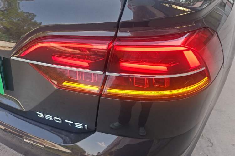 Used Volkswagen Phideon 2016 380TSI Two-Wheel-Drive Supreme Edition Right Rear Taillight
