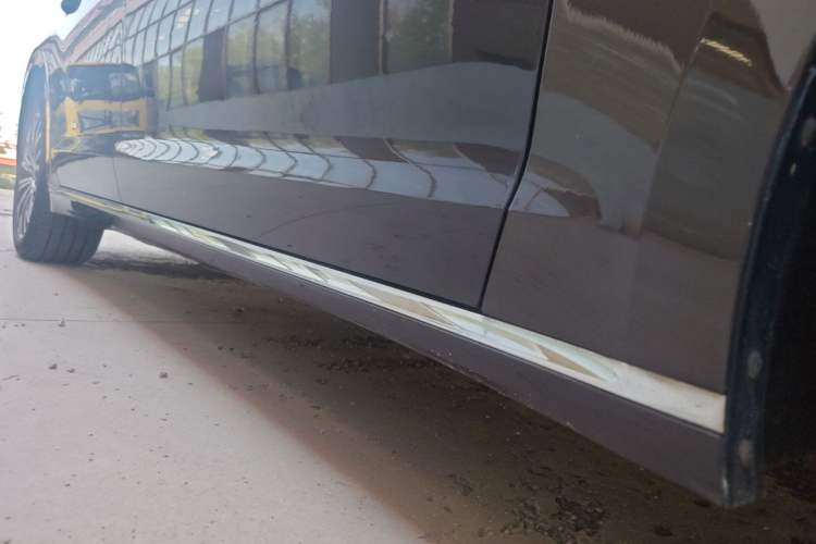 Used Volkswagen Phideon 2016 380TSI Two-Wheel-Drive Supreme Edition Right Side Sill