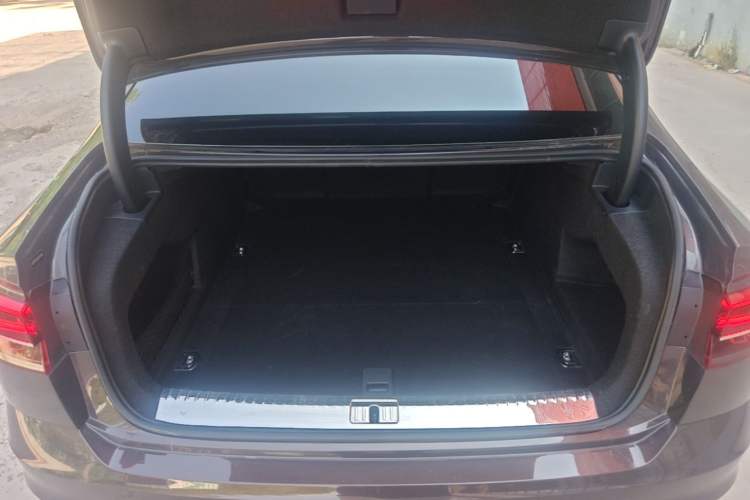 Used Volkswagen Phideon 2016 380TSI Two-Wheel-Drive Supreme Edition Trunk