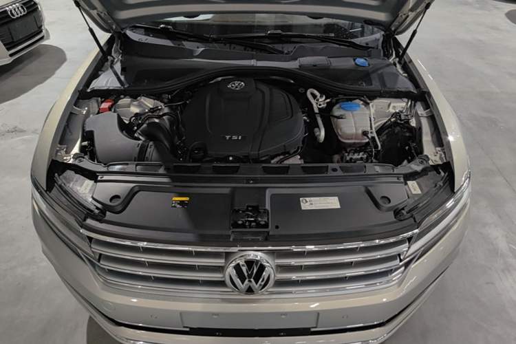 Used Volkswagen Phideon 2016 380TSI Two-Wheel-Drive Executive Version Engine Bay