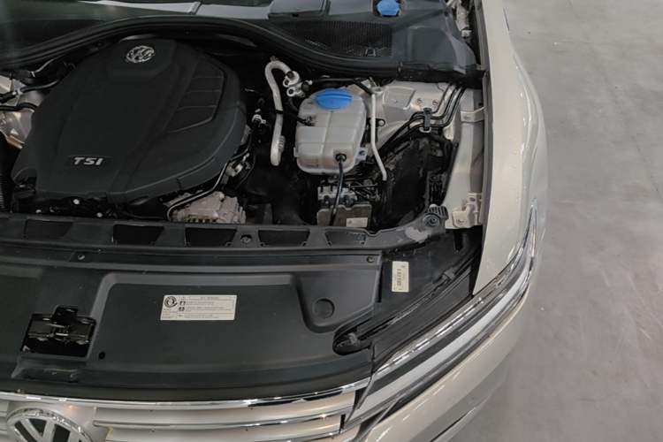 Used Volkswagen Phideon 2016 380TSI Two-Wheel-Drive Executive Version Engine Bay Left