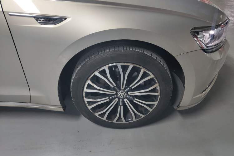 Used Volkswagen Phideon 2016 380TSI Two-Wheel-Drive Luxury Edition Exterior 6