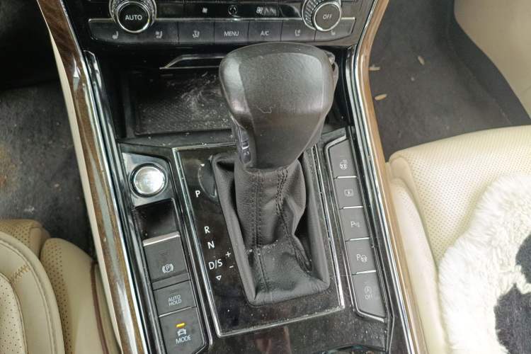 Used Volkswagen Phideon 2016 380TSI Two-Wheel-Drive Executive Version Gear Lever