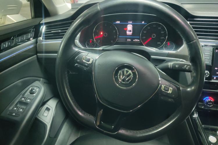 Used Volkswagen Phideon 2016 380TSI Two-Wheel-Drive Luxury Edition Interior 2