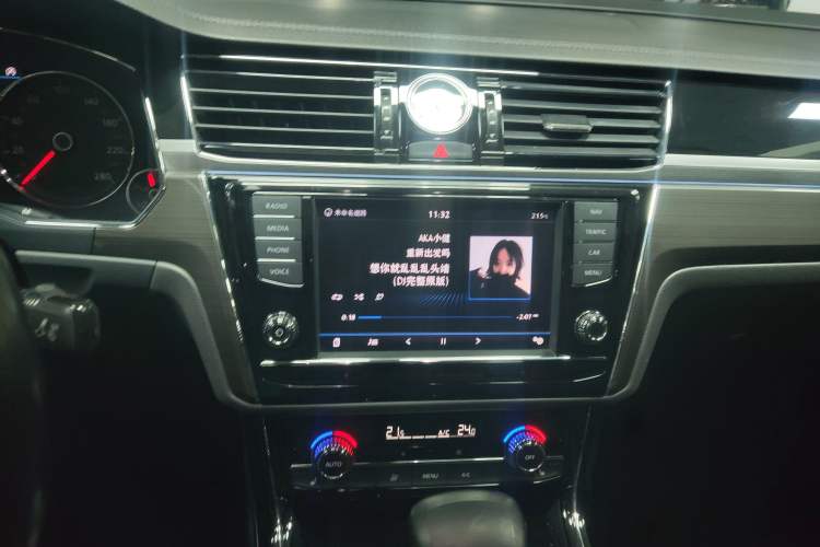 Used Volkswagen Phideon 2016 380TSI Two-Wheel-Drive Luxury Edition Interior 3