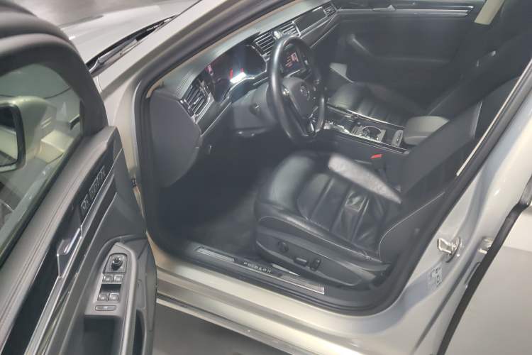 Used Volkswagen Phideon 2016 380TSI Two-Wheel-Drive Luxury Edition Interior 5