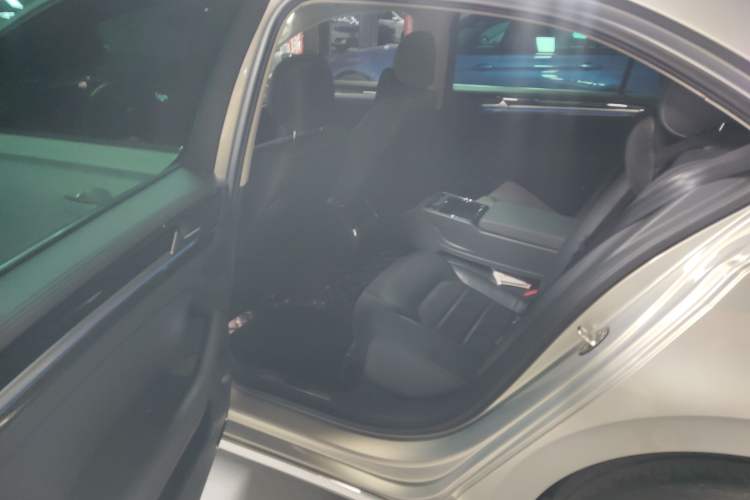 Used Volkswagen Phideon 2016 380TSI Two-Wheel-Drive Luxury Edition Interior 6