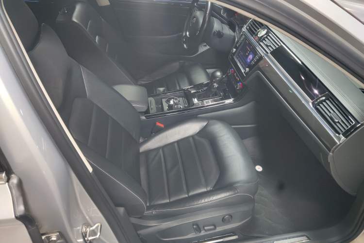 Used Volkswagen Phideon 2016 380TSI Two-Wheel-Drive Luxury Edition Interior 9