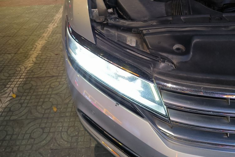 Used Volkswagen Phideon 2016 380TSI Two-Wheel-Drive Luxury Edition Right Front Headlight