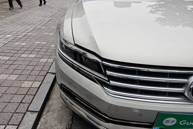 Used Volkswagen Phideon 2016 380TSI Two-Wheel-Drive Executive Version Right Front Headlight