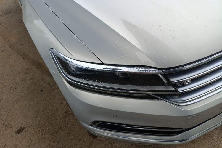 Used Volkswagen Phideon 2016 380TSI Two-Wheel-Drive Executive Version Right Front Headlight