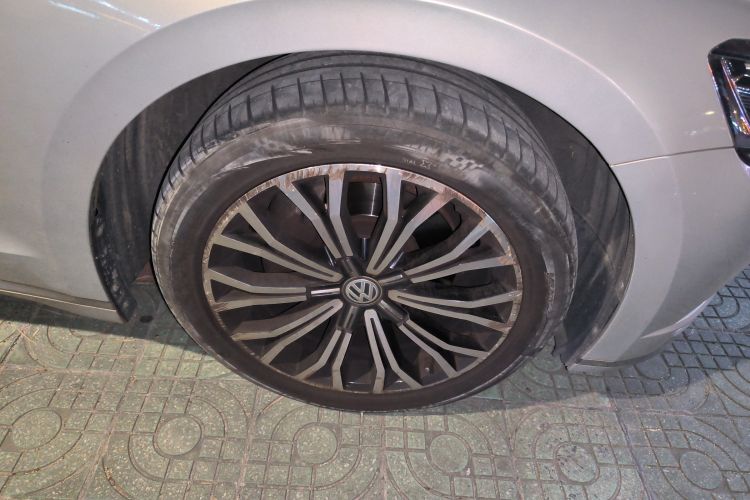 Used Volkswagen Phideon 2016 380TSI Two-Wheel-Drive Luxury Edition Right Front Wheel Hub