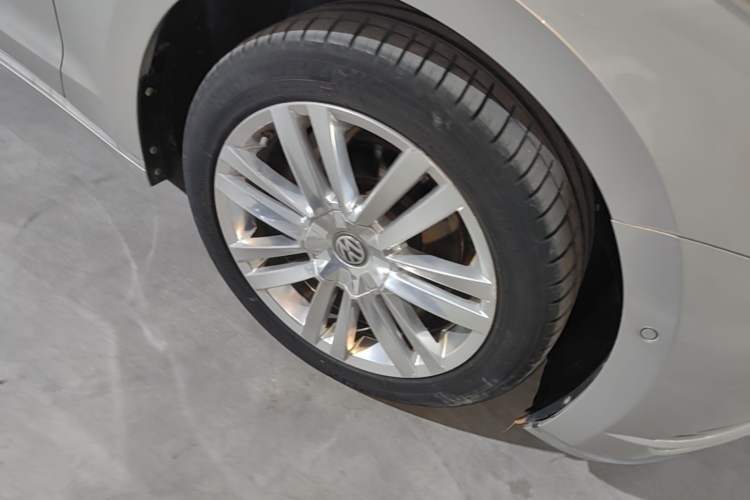 Used Volkswagen Phideon 2016 380TSI Two-Wheel-Drive Executive Version Right Front Wheel Hub