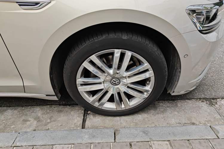 Used Volkswagen Phideon 2016 380TSI Two-Wheel-Drive Executive Version Right Front Wheel Hub