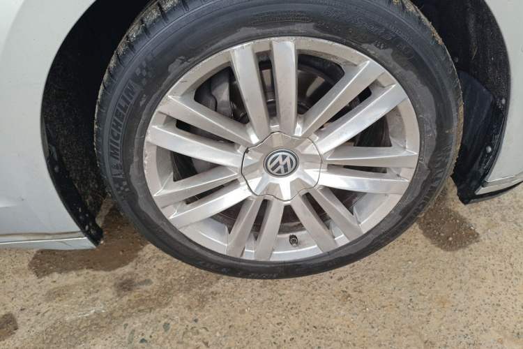 Used Volkswagen Phideon 2016 380TSI Two-Wheel-Drive Executive Version Right Front Wheel Hub