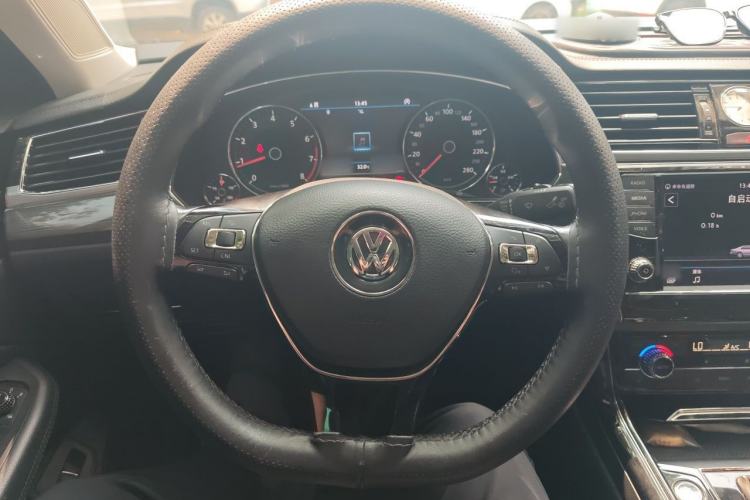 Used Volkswagen Phideon 2016 380TSI Two-Wheel-Drive Luxury Edition Steering Wheel