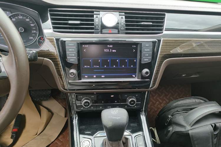 Used Volkswagen Phideon 2016 380TSI Two-Wheel-Drive Supreme Edition Audio And AC Panel