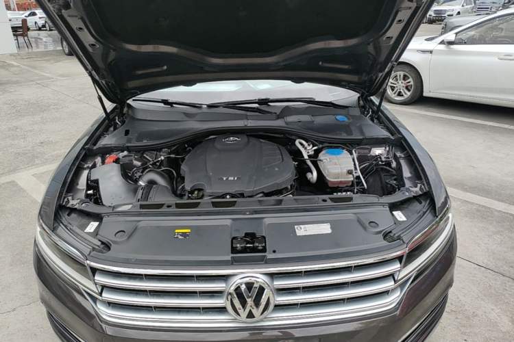 Used Volkswagen Phideon 2016 380TSI Two-Wheel-Drive Supreme Edition Engine Bay