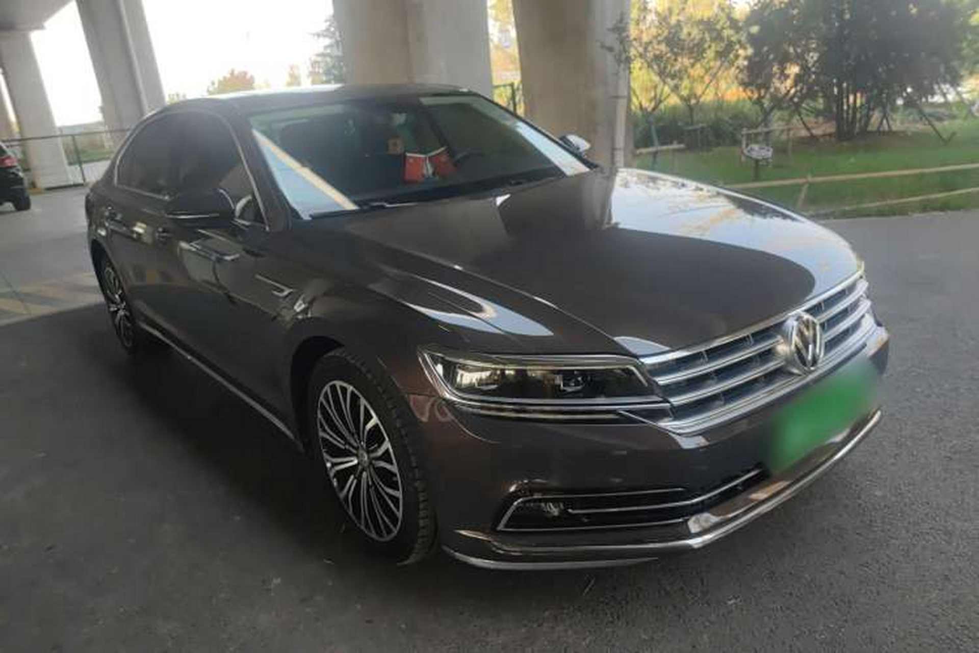 Used Volkswagen Phideon 2016 380TSI Two-Wheel-Drive Supreme Edition Front Right 45 Deg