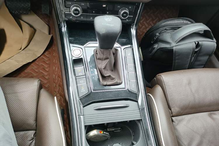 Used Volkswagen Phideon 2016 380TSI Two-Wheel-Drive Supreme Edition Gear Lever