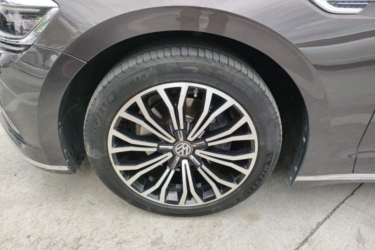 Used Volkswagen Phideon 2016 380TSI Two-Wheel-Drive Supreme Edition Left Front Wheel Hub