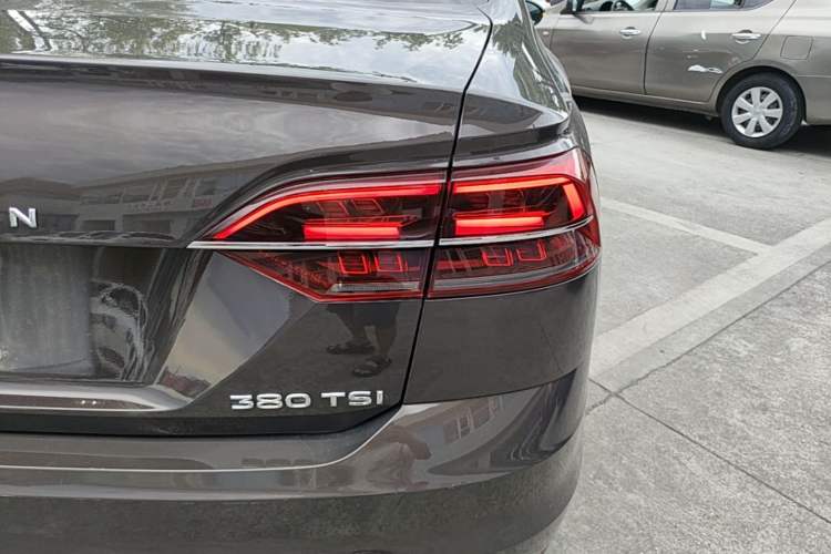 Used Volkswagen Phideon 2016 380TSI Two-Wheel-Drive Supreme Edition Right Rear Taillight