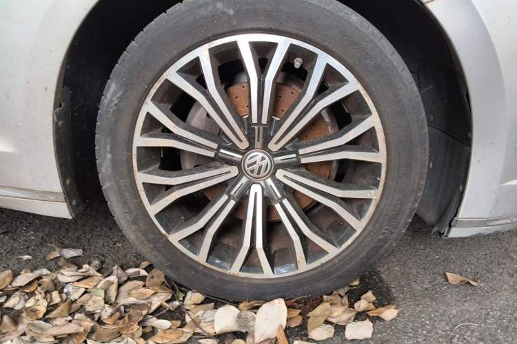 Used Volkswagen Phideon 2016 380TSI Two-Wheel-Drive Luxury Edition Right Front Wheel Hub