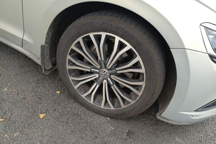 Used Volkswagen Phideon 2016 380TSI Two-Wheel-Drive Supreme Edition Right Front Wheel Hub