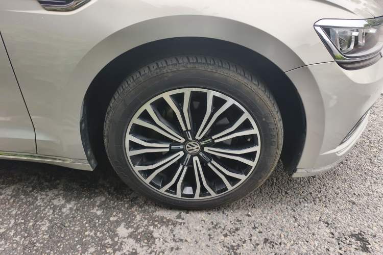 Used Volkswagen Phideon 2016 380TSI Two-Wheel-Drive Luxury Edition Right Front Wheel Hub
