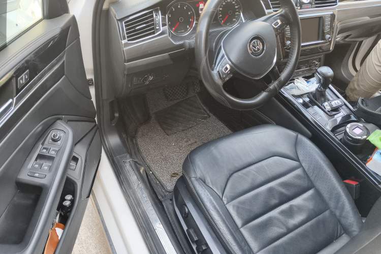 Used Volkswagen Phideon 2016 380TSI Two-Wheel-Drive Luxury Edition Interior 3