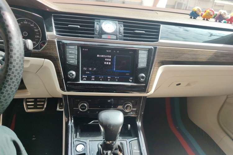 Used Volkswagen Phideon 2016 380TSI Two-Wheel-Drive Luxury Edition Audio And AC Panel