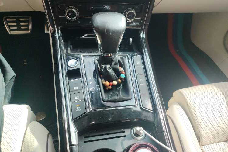 Used Volkswagen Phideon 2016 380TSI Two-Wheel-Drive Luxury Edition Gear Lever