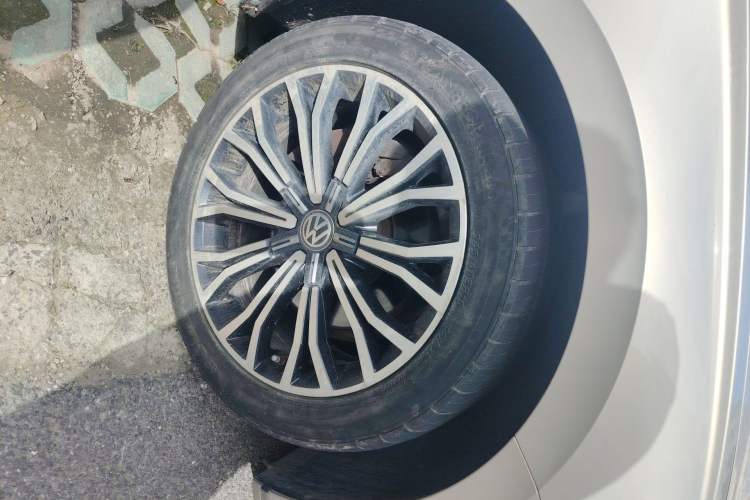 Used Volkswagen Phideon 2016 380TSI Two-Wheel-Drive Luxury Edition Right Front Wheel Hub