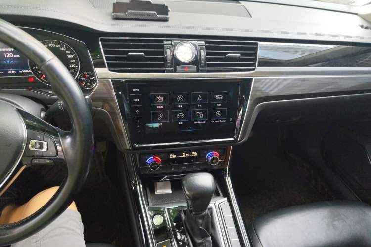 Used Volkswagen Phideon 2018 Revised Version 380TSI Two-Wheel Drive Business Edition Audio And AC Panel