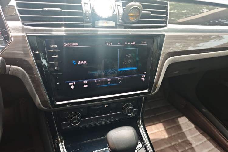 Used Volkswagen Phideon 2018 Revised Version 380TSI Two-Wheel Drive Business Edition Audio And AC Panel