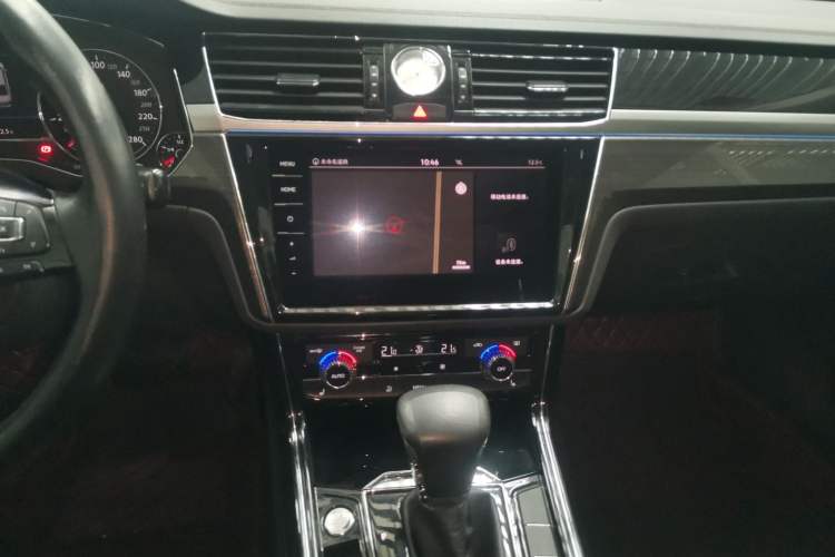 Used Volkswagen Phideon 2018 Revised Version 380TSI Two-Wheel Drive Business Edition Audio And AC Panel