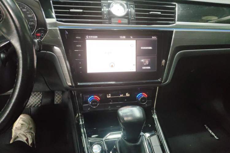 Used Volkswagen Phideon 2018 Revised Version 380TSI Two-Wheel Drive Business Edition Audio And AC Panel