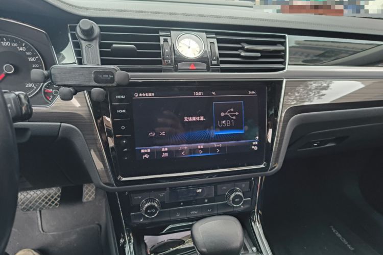Used Volkswagen Phideon 2018 Revised Version 380TSI Two-Wheel Drive Business Edition Audio And AC Panel
