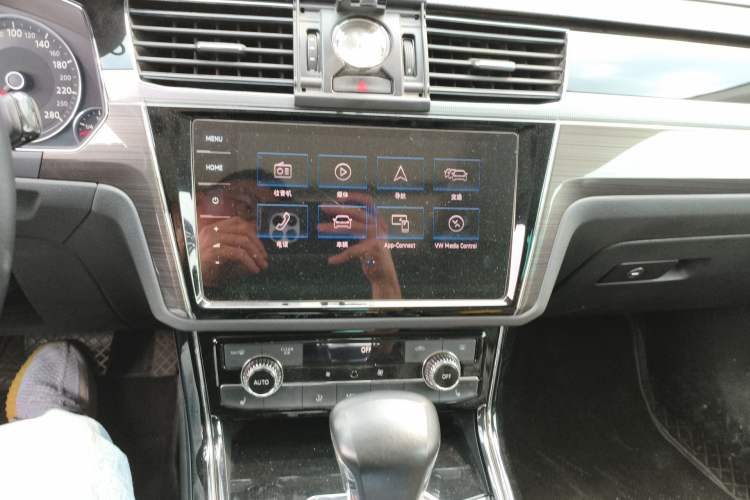 Used Volkswagen Phideon 2018 Revised Version 380TSI Two-Wheel Drive Business Edition Audio And AC Panel