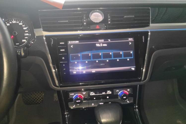 Used Volkswagen Phideon 2018 Revised Version 380TSI Two-Wheel Drive Business Edition Audio And AC Panel