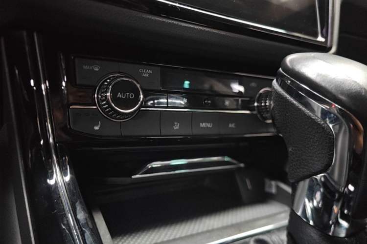 Used Volkswagen Phideon 2018 Revised Version 380TSI Two-Wheel Drive Business Edition Audio And AC Panel
