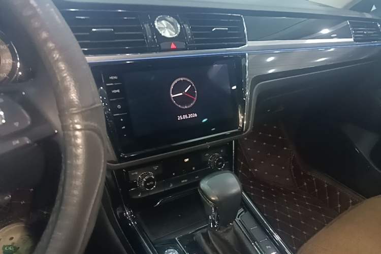 Used Volkswagen Phideon 2018 Revised Version 380TSI Two-Wheel Drive Business Edition Audio And AC Panel